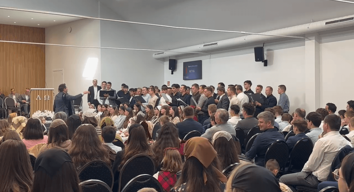 Adunarea în picioare în timpul închinării