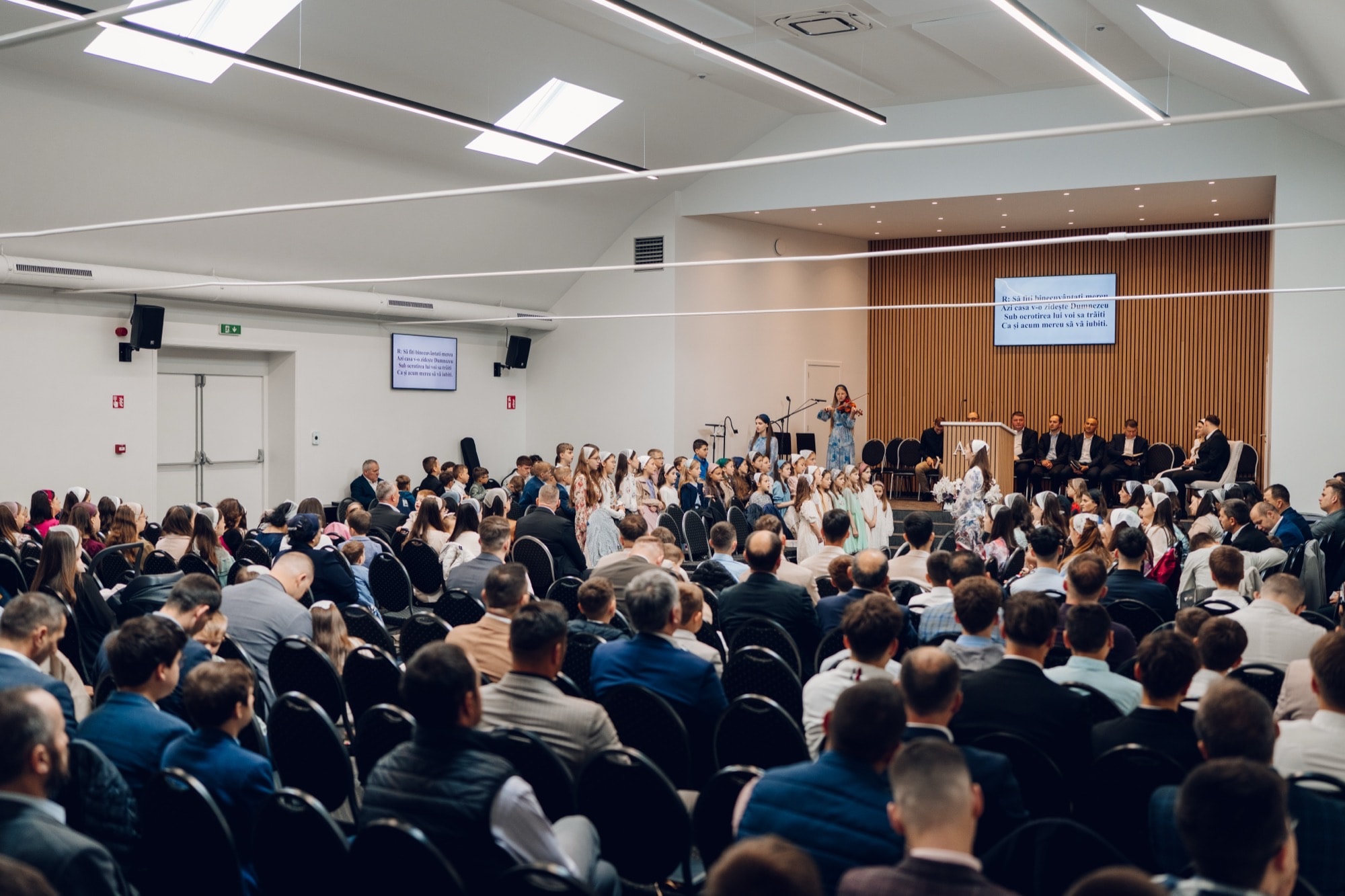 Sala plină în timpul unui serviciu divin