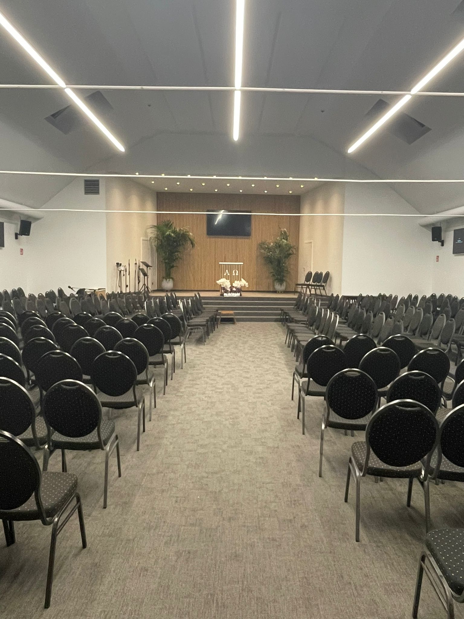 Sala goală, cu rândurile de scaune spre amvon